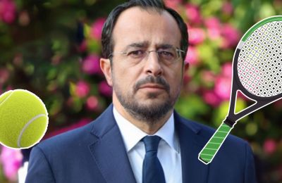 Νίκος Χριστοδουλίδης: Κάνει σόου παίζοντας ρακέτες με μαγιό