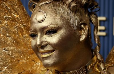 Meg Stalter: Μεταμορφώθηκε σε… αγαλματίδιο Emmy στο red carpet