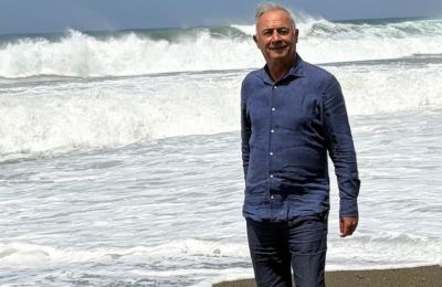 Ποζάρει με της κούκλες ανιψιές του ο Αβέρωφ Νεοφύτου
