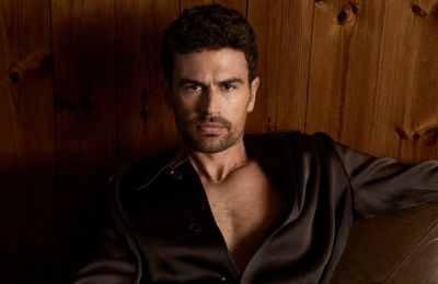 Theo James: Η άγνωστη ιστορία του Έλληνα παππού του