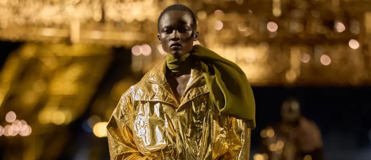Saint Laurent SS27: Η χρυσή πασαρέλα που εντυπωσίασε στο Παρίσι