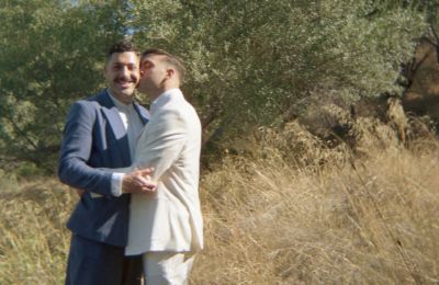 Ο Ιάσονας Μανδηλάς παντρεύτηκε τον Κύπριο σύντροφό του 