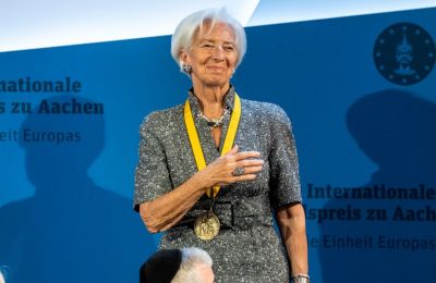 Τι κρύβεται πίσω από τους επιδέσμους της Christine Lagarde;
