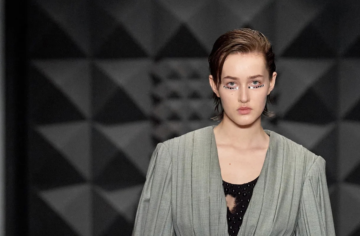 Louis Vuitton: Minimal διάθεση, με μια grunge-glam πινελιά