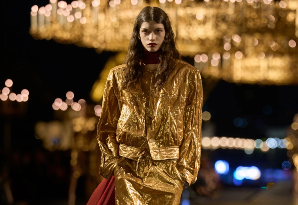 Saint Laurent SS27: Η χρυσή πασαρέλα που εντυπωσίασε στο Παρίσι